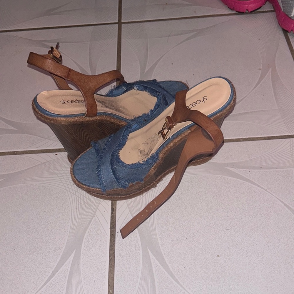 Shoe dazzle wedges